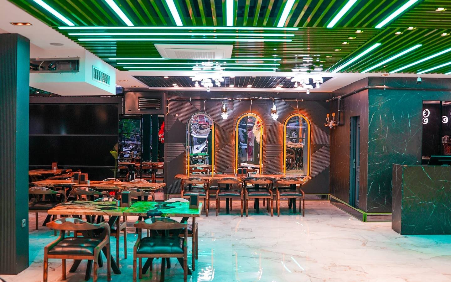 Yeşil ışıklı lineer tavan ve mermer zeminli Surkent 21 ana salonu