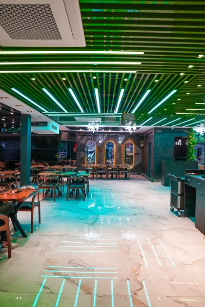 Mermer zemin ve yeşil ışık çizgileriyle salon görünümü