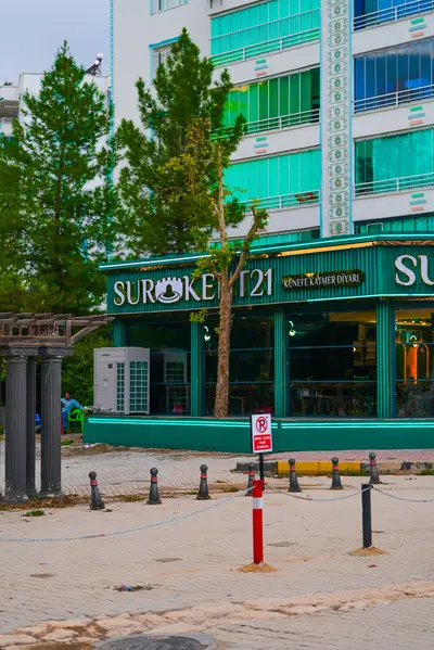 Surkent 21 işletmesinin bulunduğu Bahçeşehir 1. Etap D Blok binası, Ergani