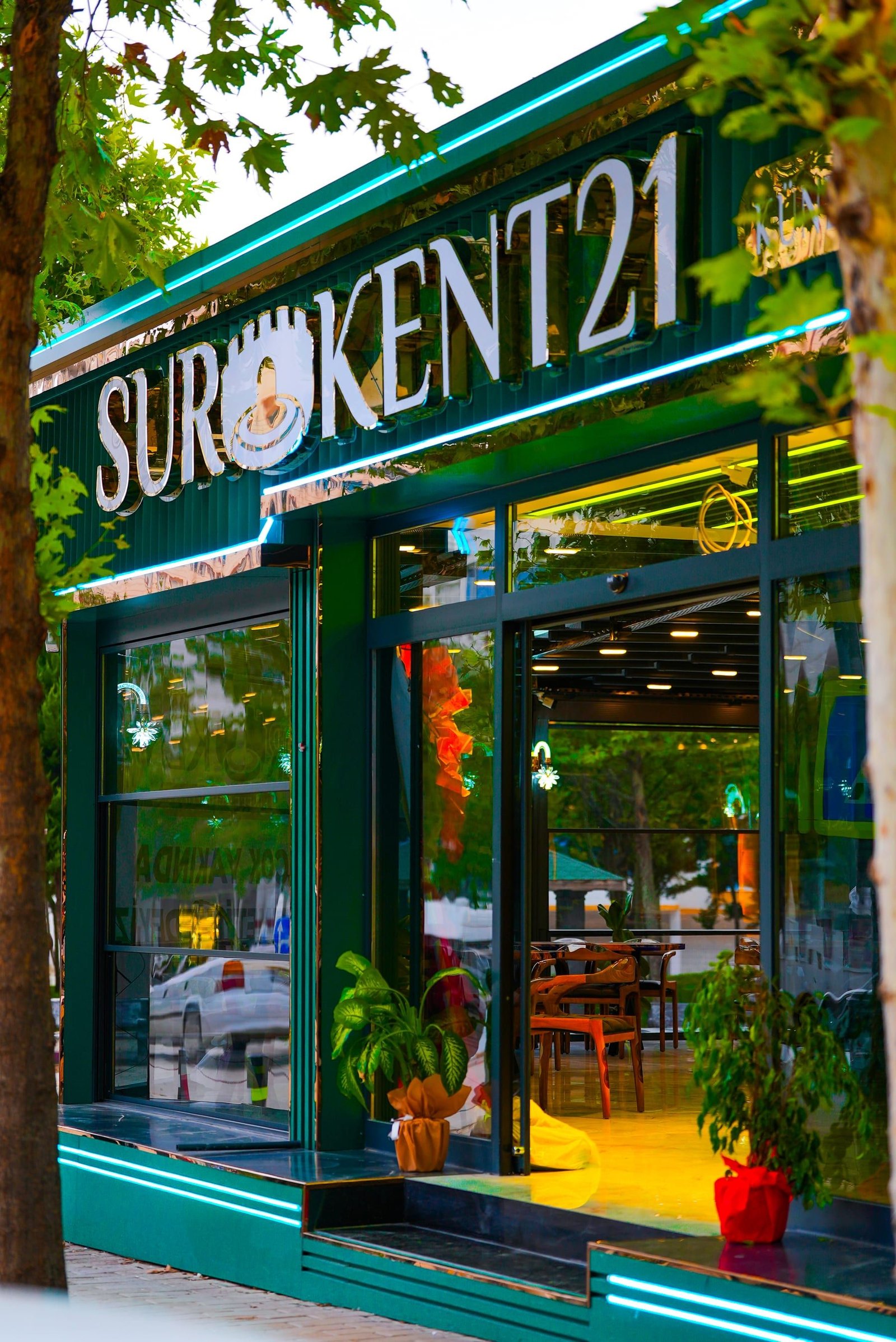 Surkent 21 logolu tabela ve cam giriş kapısı