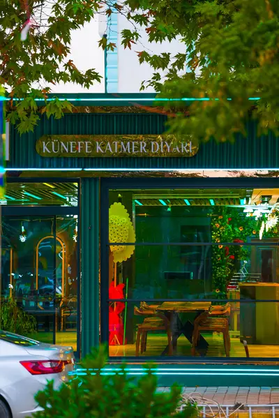 Cephedeki altın harfli Künefe Katmer Diyarı yazısı ve vitrin